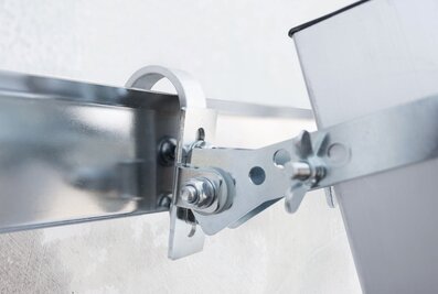 In order to be able to secure single ladders at the head end, Munk Günzburger Steigtechnik offers flexible ladder head safety devices that automatically adjust to the ladder angle. | © MUNK GmbH