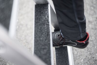 The anti-slip clip-step R13 step pad from Munk Günzburger Steigtechnik is certified for use in work areas where there is a risk of slipping. It offers optimum slip resistance for stepladders. | © MUNK GmbH