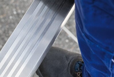 Rung ladders from Munk Günzburger Steigtechnik can also be used in compliance with TRBS; all the user has to do is attach the MaxxStep step module as a standing step for all work at height. | © MUNK GmbH