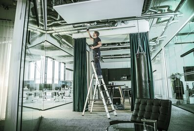 With stepladders, anti-spreading devices prevent the ladder legs from sliding apart. | © MUNK GmbH