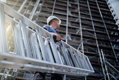 Munk Günzburger Steigtechnik has developed the practical "ergo-pad" grip zone for the manual transport of ladders. It allows the ladder to always be held at the correct carrying point, which is particularly easy on the back. | © MUNK GmbH