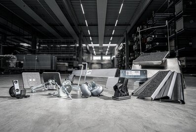 Quality manufacturers such as Munk Günzburger Steigtechnik offer a comprehensive range of accessories with which users can upgrade their existing access technology and use it in compliance with standards. | © MUNK GmbH