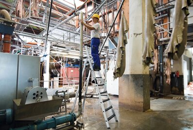 The anti-slip clip-step R13 step pad from Munk Günzburger Steigtechnik is certified for use in work areas where there is a risk of slipping. It offers optimum slip resistance for stepladders. | © MUNK GmbH