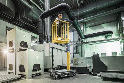 With the FlexxLift mini elevating work platform, users are fully secured and can crank themselves and all their equipment upwards quickly and smoothly. | © MUNK GmbH