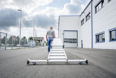 In line with the motto "Rolling instead of dragging", the "roll-bar" retrofit kit for traverses on ladders from Munk Günzburger Steigtechnik offers a decisive ergonomic advantage. | © MUNK GmbH