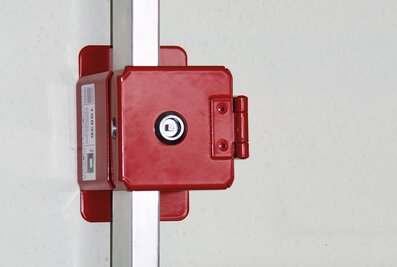 With the ladder holders from Munk Rettungstechnik, building operators can store fire service ladders with steps and rungs directly on site for emergency services and protect them from theft. | © MUNK GmbH