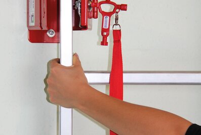 With the ladder holders from Munk Rettungstechnik, building operators can store fire service ladders with steps and rungs directly on site for emergency services and protect them from theft. | © MUNK GmbH