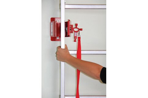 With the ladder holders from Munk Rettungstechnik, building operators can store fire service ladders with steps and rungs directly on site for emergency services and protect them from theft. | © MUNK GmbH