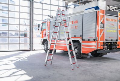 The ladder sections of the scaling ladder can also be converted into a stepladder using a scaling ladder connector. | © MUNK GmbH
