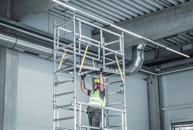 Bis zu 40 Prozent Gewichtsersparnis bietet die neue Ergo-Plattform der Munk Günzburger Steigtechnik im Vergleich zu herkömmlichen Plattformen. Sie ermöglicht ein besonders ergonomisches Handling und effizienteres Arbeiten auf Rollgerüsten. | © MUNK GmbH