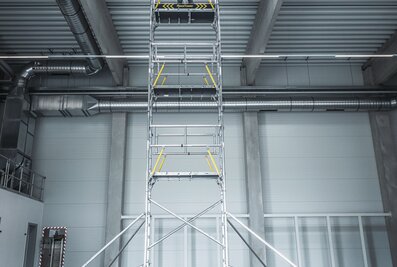 Mit dem Ein-Personen-Gerüst FlexxTower in der neuen SGX-Variante erreichen Anwender Arbeitshöhen von bis zu 9,55 Metern. | © MUNK GmbH