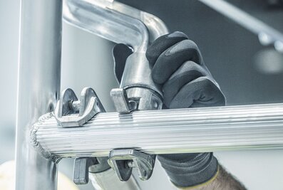 Der FlexxTower SGX kann, wie alle Gerüste der FlexxTower-Serie, von nur einer Person schnell, einfach und werkzeuglos auf- und abgebaut werden. | © MUNK GmbH