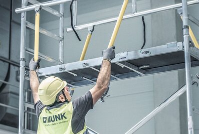Der FlexxTower SGX kann, wie alle Gerüste der FlexxTower-Serie, von nur einer Person schnell, einfach und werkzeuglos auf- und abgebaut werden. | © MUNK GmbH
