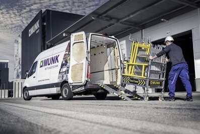 Aus wenigen Einzelteilen des FlexxTowers kann werkzeuglos ein Transportwagen gebaut werden. So lässt sich das Ein-Personen-Gerüst auch in vielen Nutzfahrzeugen transportieren. | © MUNK GmbH