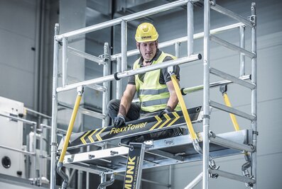 Die leichten Einzelbauteile der FlexxTower-Gerüste werden an ausziehbaren Einhängekonsolen der Plattform eingehängt und so einfach von Ebene zu Ebene mitgenommen. | © MUNK GmbH