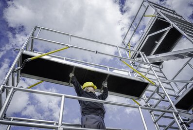 Bis zu 40 Prozent Gewichtsersparnis bietet die neue Ergo-Plattform der Munk Günzburger Steigtechnik im Vergleich zu herkömmlichen Plattformen. Sie ermöglicht ein besonders ergonomisches Handling und effizienteres Arbeiten auf Rollgerüsten. | © MUNK GmbH