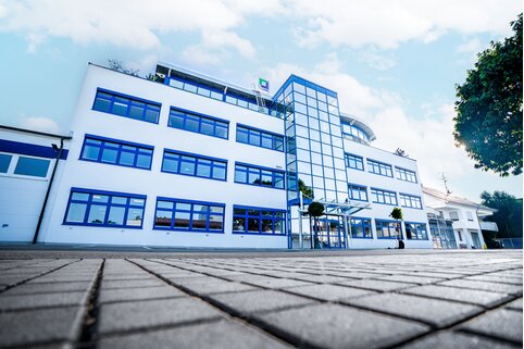 Nicht nur das neue Kundenzentrum, sondern auch die Verwaltung wird jetzt über die Hackschnitzelheizung der Munk Group mit Wärme versorgt. Foto: Tobias Atzkern/Munk Group | © Munk Group