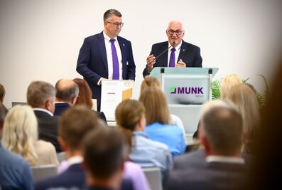 Ferdinand Munk (right) dedicated the Plus X Award "Best Brand of the Year" to the younger generation, represented by his son-in-law Alexander Werdich, also owner and Managing Director of the Munk Group. Photo: Alexander Kaya/Munk Group | © Munk Group