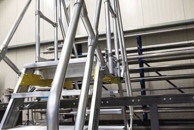 Handrails and banisters on the bridging steps and stairs from Günzburg ensure safety when ascending and descending. | © MUNK GmbH