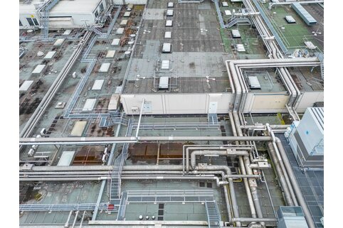 The customised walkways and bridging steps on the roof of a German food manufacturer ensure around 1.5 kilometres of safety. | © MUNK GmbH