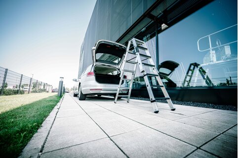 Thanks to the compact format of both components, the double-sided, plug-in stepladder can also be transported in smaller vehicles. | © MUNK GmbH