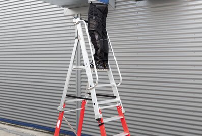 Users can adjust the platform height of their plug-in platform ladder to ideally suit the working height on site using various plug-in parts. | © MUNK GmbH