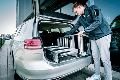 The double-sided, plug-in stepladder is extended on site with an optional plug-in section and saves a lot of space during transport and in the warehouse thanks to its compact format. | © MUNK GmbH