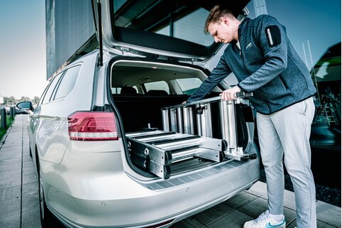 The double-sided, plug-in stepladder is extended on site with an optional plug-in section and saves a lot of space during transport and in the warehouse thanks to its compact format. | © MUNK GmbH