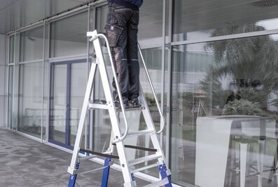 Users can adjust the platform height of their plug-in platform ladder to ideally suit the working height on site using various plug-in parts. | © MUNK GmbH