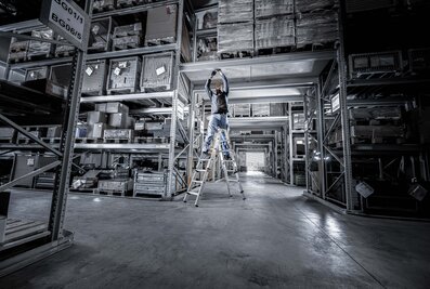 The double-sided, plug-in stepladder can be flexibly extended with an optional plug-in section and saves space during transport and storage. | © MUNK GmbH