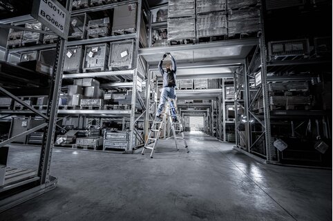 The double-sided, plug-in stepladder can be flexibly extended with an optional plug-in section and saves space during transport and storage. | © MUNK GmbH