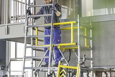 The lightweight individual components of the FlexxTower scaffolding are hooked onto the platform's extendable suspension brackets and are therefore easy to move from level to level. | © MUNK GmbH