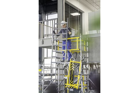 The lightweight individual components of the FlexxTower scaffolding are hooked onto the platform's extendable suspension brackets and are therefore easy to move from level to level. | © MUNK GmbH