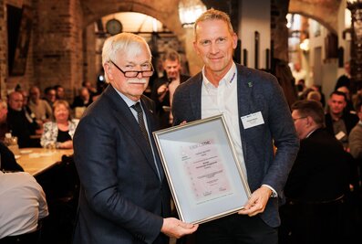 Munk Günzburger Steigtechnik once again takes first place in the PVH vote in the factory equipment product range. In the picture, from left: ZHH President Dr Paul Kellerwessel and Roland Wilcke, authorised signatory and sales manager of the Munk Group. | ©  ZHH/Christoph Kawan