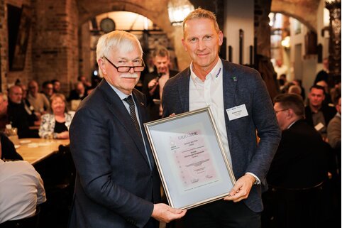 Munk Günzburger Steigtechnik once again takes first place in the PVH vote in the factory equipment product range. In the picture, from left: ZHH President Dr Paul Kellerwessel and Roland Wilcke, authorised signatory and sales manager of the Munk Group. | ©  ZHH/Christoph Kawan