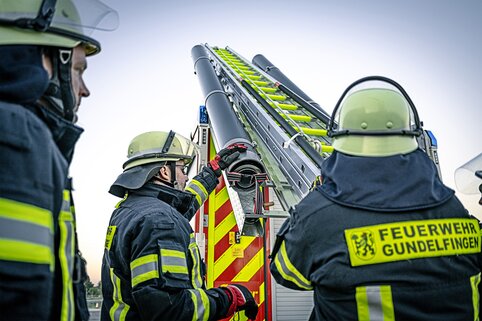 Le revêtement phosphorescent des échelons Glow se charge par rayonnement UV et rend les échelles de pompiers visibles dans l'obscurité. | © MUNK GmbH