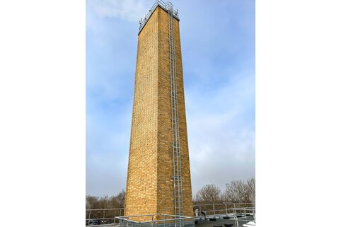 La cheminée de 20 mètres de haut a été équipée d'un glissier avec rail de protection intégrée. | © MUNK GmbH