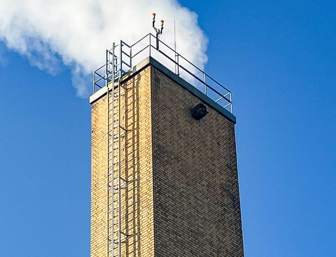 Les cliniques SLK de Heilbronn assurent le travail sur la cheminée et sur les toits du bâtiment technique avec des solutions innovantes de la Munk Günzburger Steigtechnik. | © MUNK GmbH