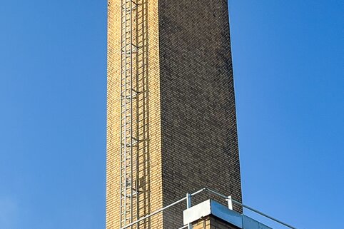 Les cliniques SLK de Heilbronn assurent le travail sur la cheminée et sur les toits du bâtiment technique avec des solutions innovantes de la Munk Günzburger Steigtechnik. | © MUNK GmbH