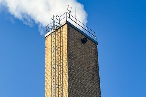 Les cliniques SLK de Heilbronn assurent le travail sur la cheminée et sur les toits du bâtiment technique avec des solutions innovantes de la Munk Günzburger Steigtechnik. | © MUNK GmbH