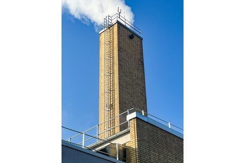 Les cliniques SLK de Heilbronn assurent le travail sur la cheminée et sur les toits du bâtiment technique avec des solutions innovantes de la Munk Günzburger Steigtechnik. | © MUNK GmbH