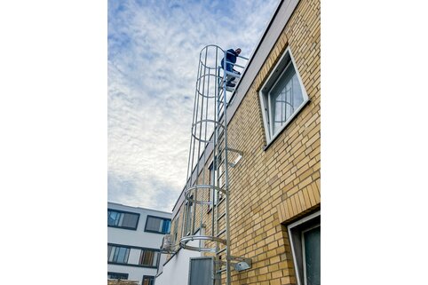 La montée sur les toits du bâtiment technique se fait en toute sécurité par une nouvelle échelle avec crinoline de la Munk Günzburger Steigtechnik. | © MUNK GmbH