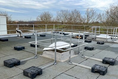 Tous les coupoles lumineux du bâtiment technique ont également été sécurisés par les garde-corps de sécurité. | © MUNK GmbH