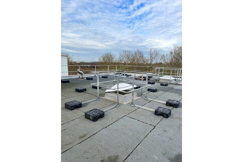 Tous les coupoles lumineux du bâtiment technique ont également été sécurisés par les garde-corps de sécurité. | © MUNK GmbH