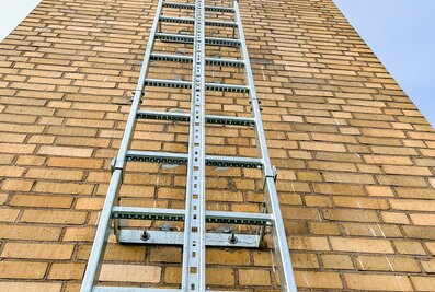 La cheminée de 20 mètres de haut a été équipée d'un glissier avec rail de protection intégrée. | © MUNK GmbH