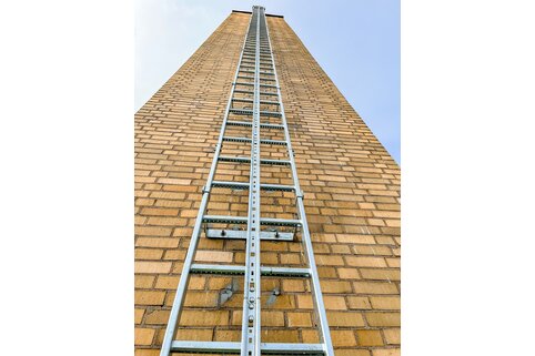 La cheminée de 20 mètres de haut a été équipée d'un glissier avec rail de protection intégrée. | © MUNK GmbH