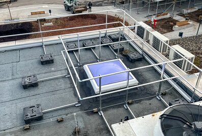 Les coupoles lumineux et les surfaces de toit sont sécurisés par une rampe de sécurité. | © MUNK GmbH
