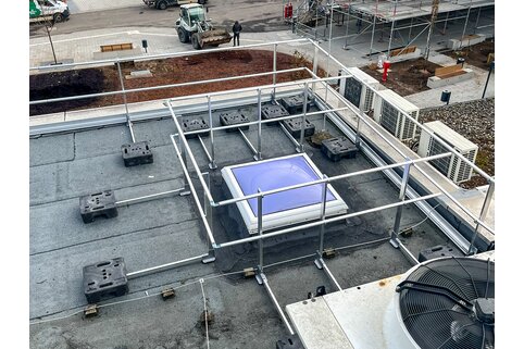 Les coupoles lumineux et les surfaces de toit sont sécurisés par une rampe de sécurité. | © MUNK GmbH