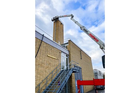 Pour une installation sûre, les spécialistes de MUNK Service utilisent une plate-forme de travail sur la cheminée. | © MUNK GmbH