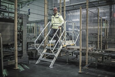 Les passerelles et les escaliers peuvent être assemblés individuellement à l'aide du configurateur de produits de Munk Günzburger Steigtechnik et, grâce à leur conception modulaire, ils peuvent également être modifiés et agrandis de manière flexible si nécessaire. | © MUNK GmbH